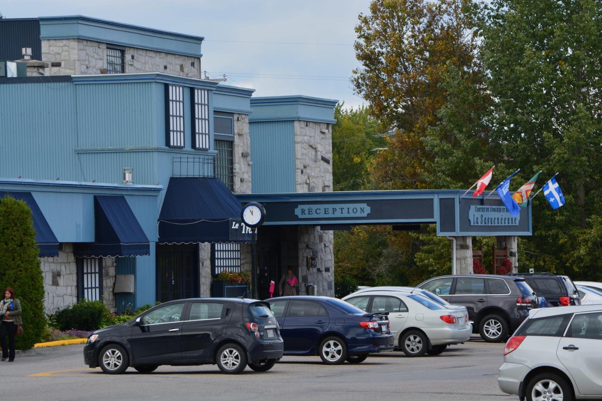 La Saguenéenne - Hôtel et Centre de Congrès Chicoutimi Exterior foto